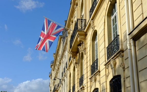 Le drapeau britannique sur la façade du British Council