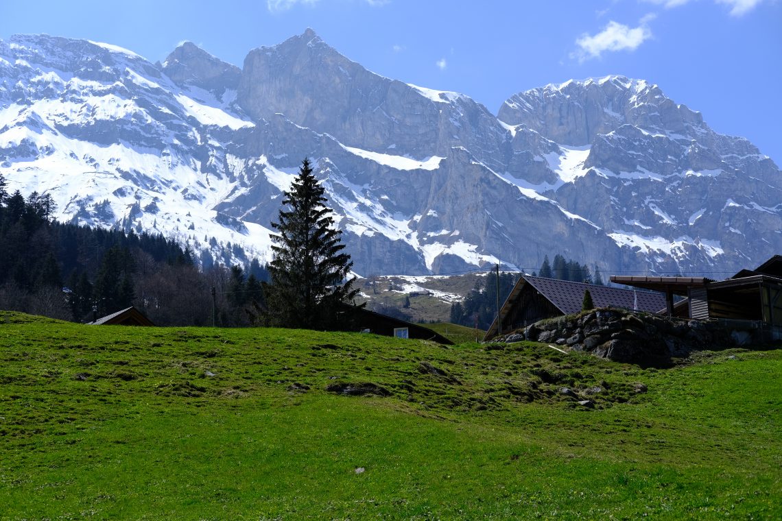 Les montagnes et une prairie en Suisse à Engelberg dans le Canton d'Obwald