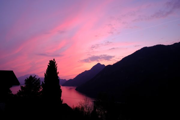 Un coucher de soleil sur le lac de Lucerne au printemps