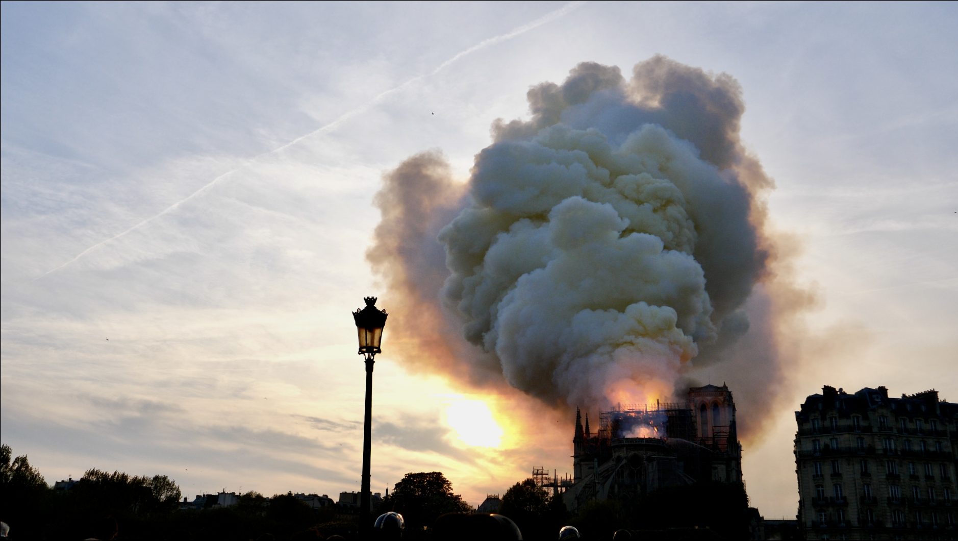 Un épais nuage de fumée s'échappant de Notre Dame en feu le 15 avril 2019