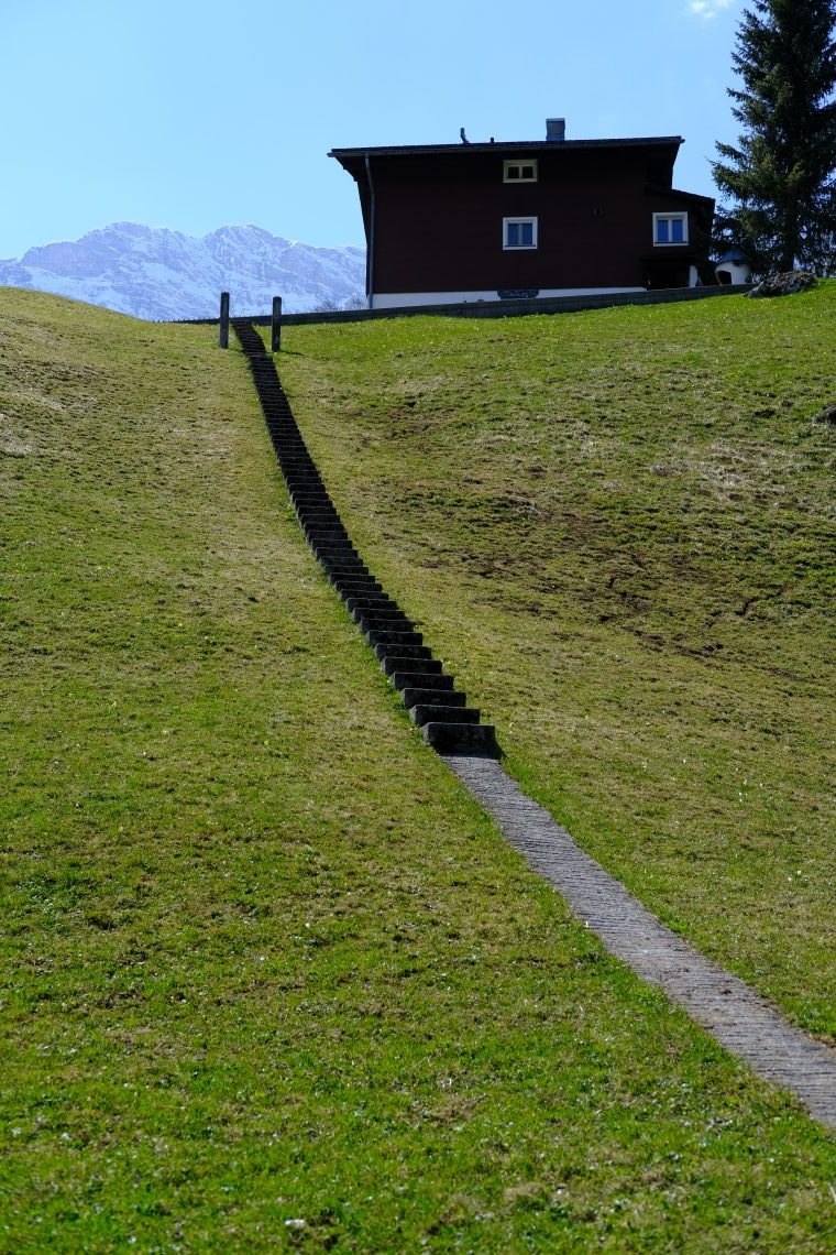 Un petit escalier menant à un chalet suisse