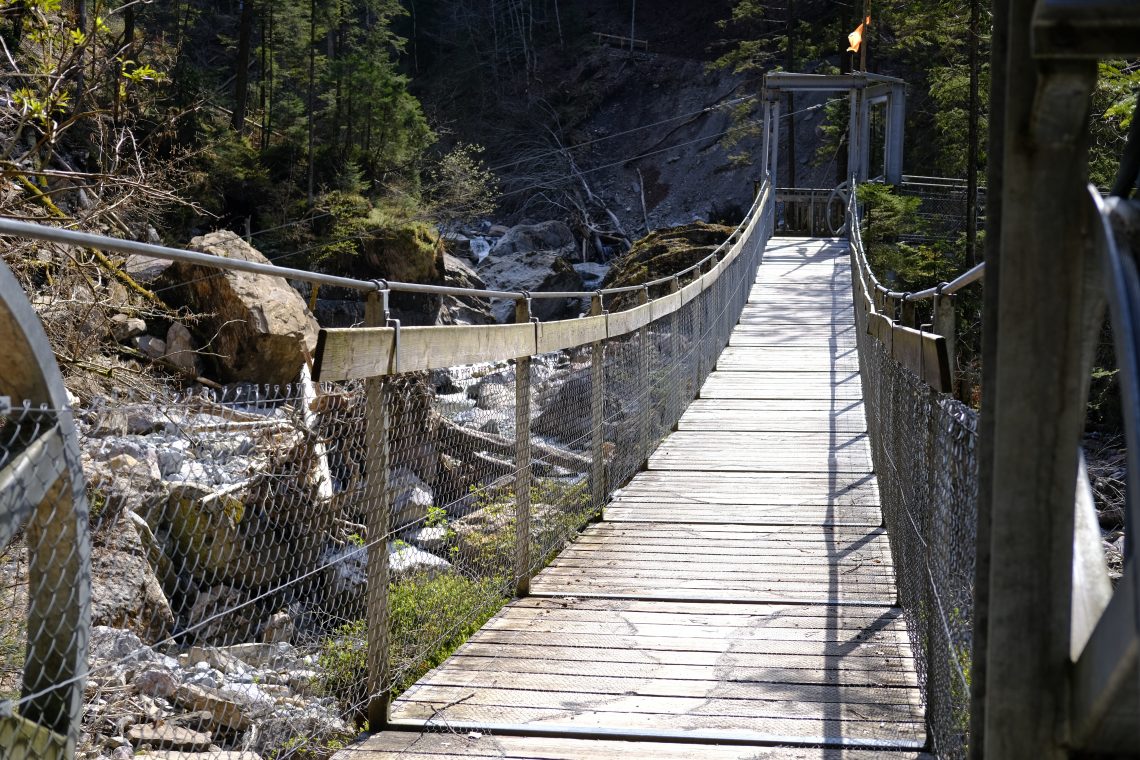 Un petit pont de bois dans la montagne près d'Engelberg