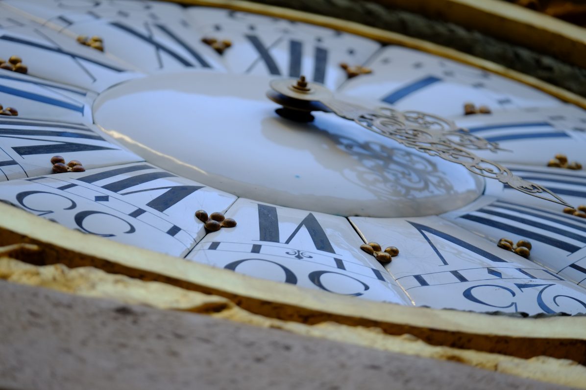 Un plan serré sur la magnifique horloge du musée national de la Marine de Paris