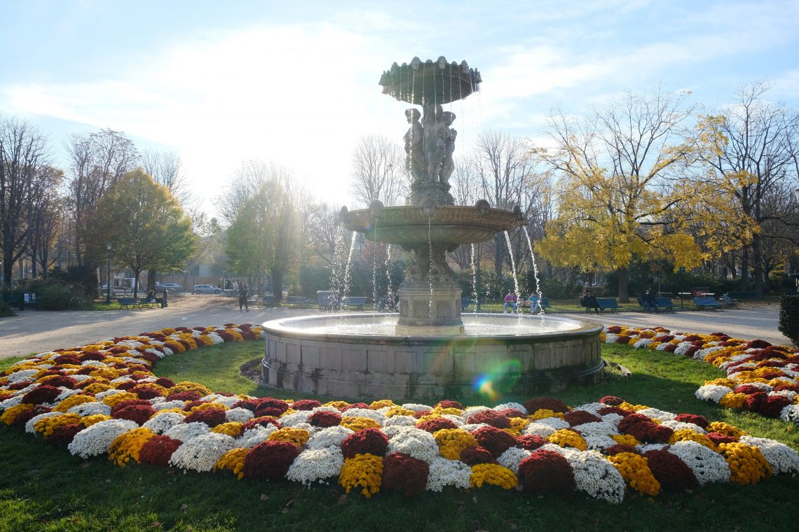 Une fontaine le long des Champs Elysées