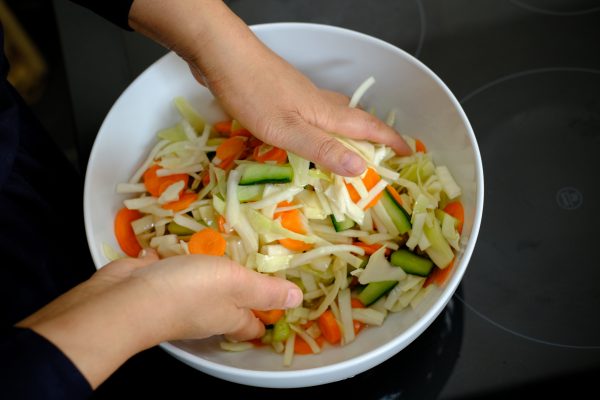 Une salade de petits légumes aigres-doux en préparation
