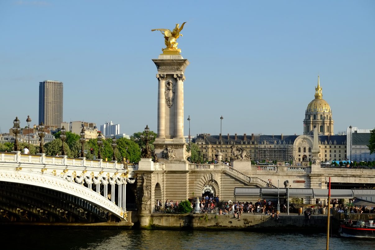 Une vue depuis le cours de la Reine sur le pont Alexandre III et le dôme des Invalides