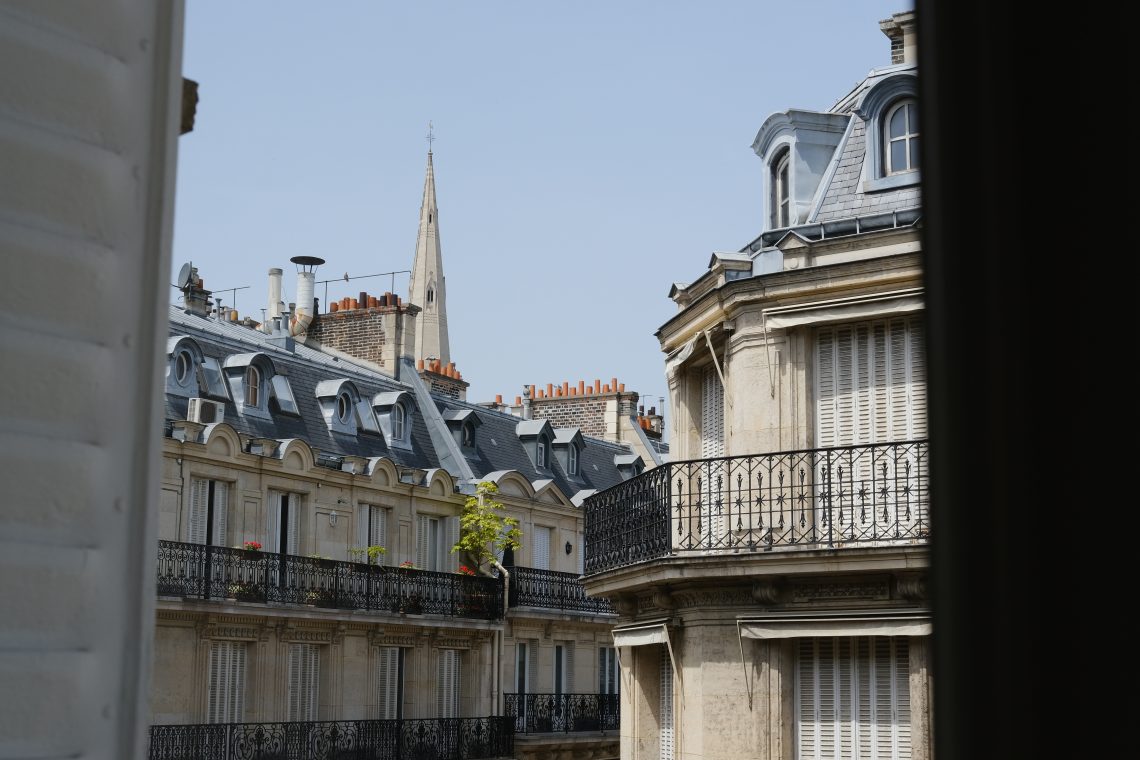 Une vue depuis un appartement parisien entre l'avenue Montaigne et les Champs Elysées