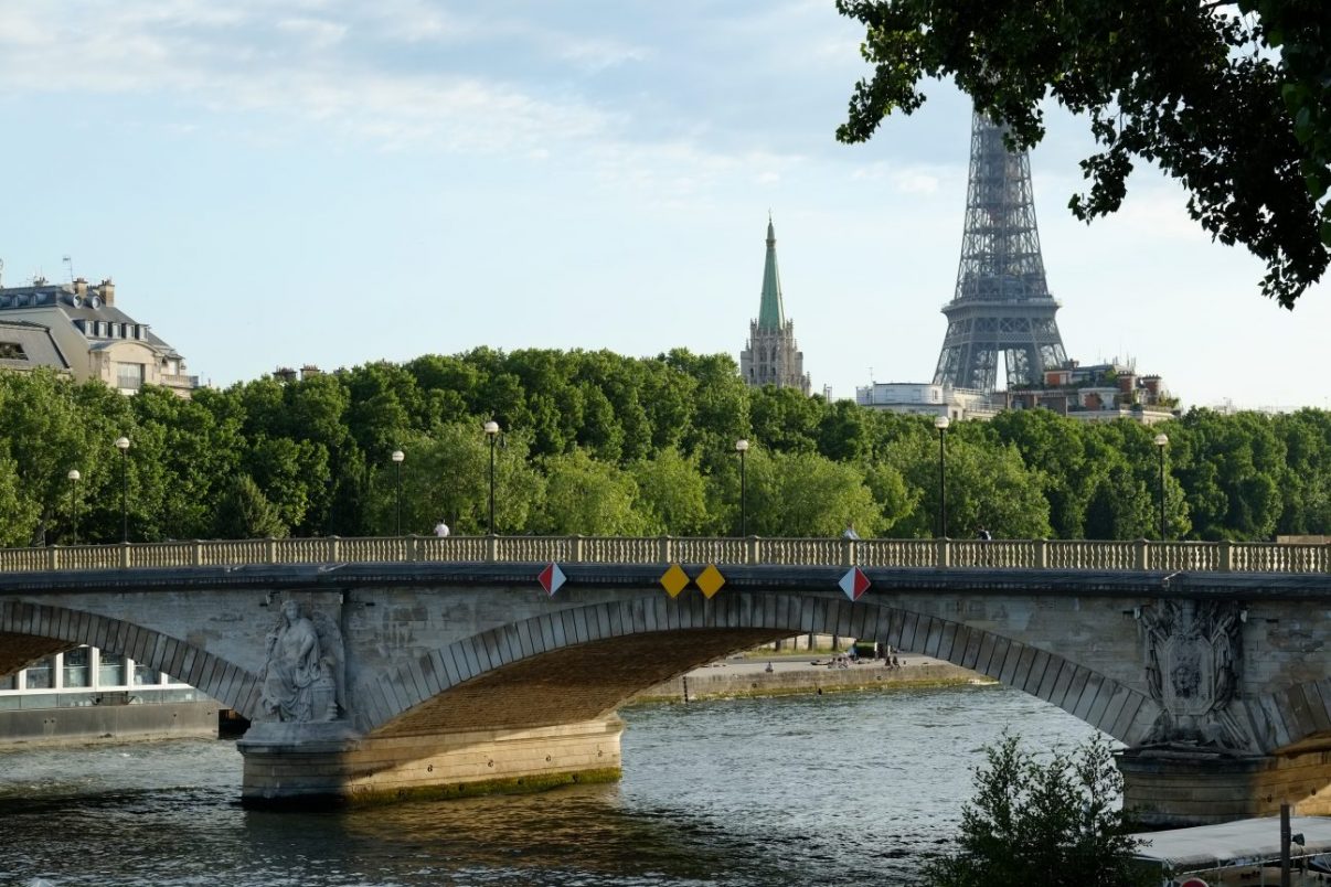 Une vue sur la Seine, le pont des Invalides et la tour Eiffel