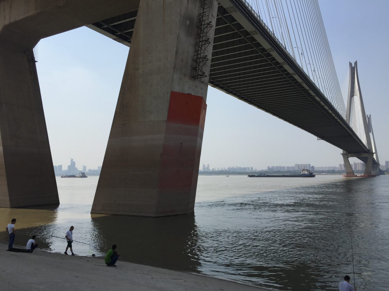 Au pied d'un des immenses ponts de Wuhan