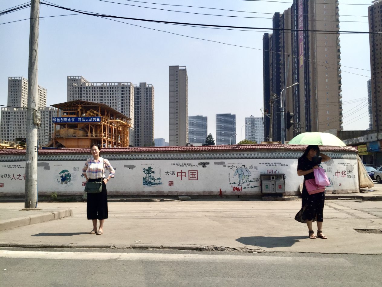 Dans les rues de Wuhan non loin de la tour 606