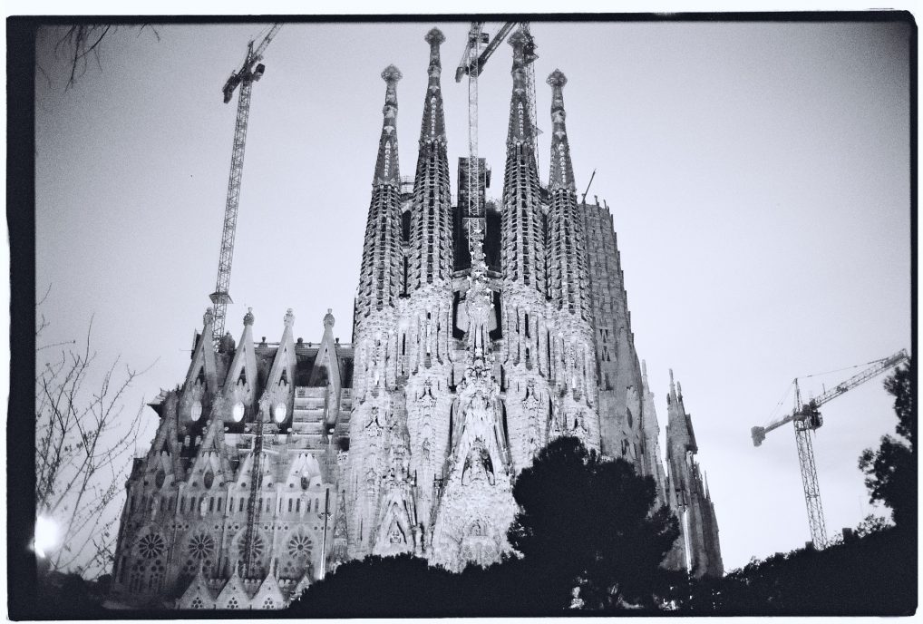 La cathédrale d'Antoni Gaudi, la Sagrada Familia en noir et blanc