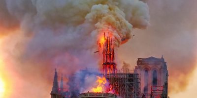 La flèche de Notre Dame s'écroulera une heure après le début de l'incendie