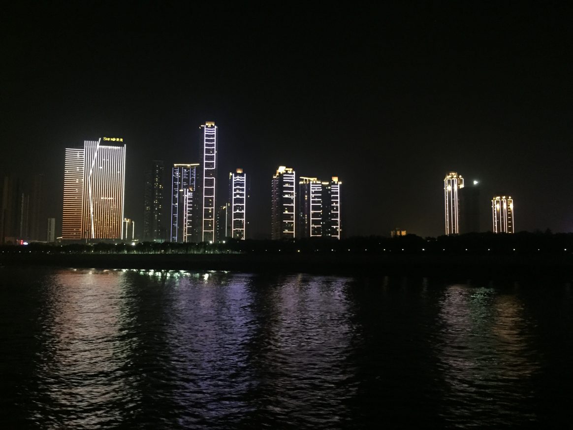 Quelques buildings énigmatiques la nuit à Wuhan