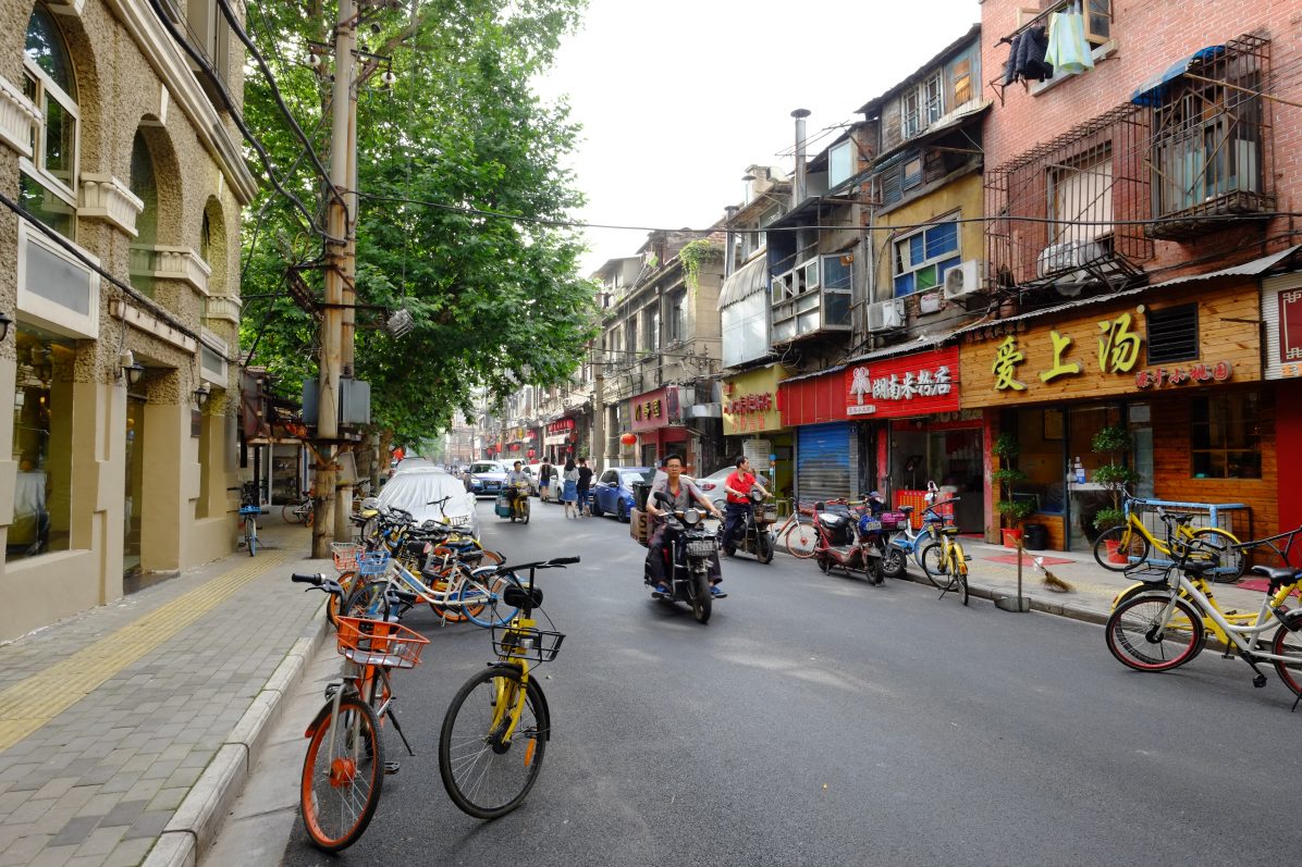 Quelques vélos en accès libre dans une petite rue commerçante de Wuhan
