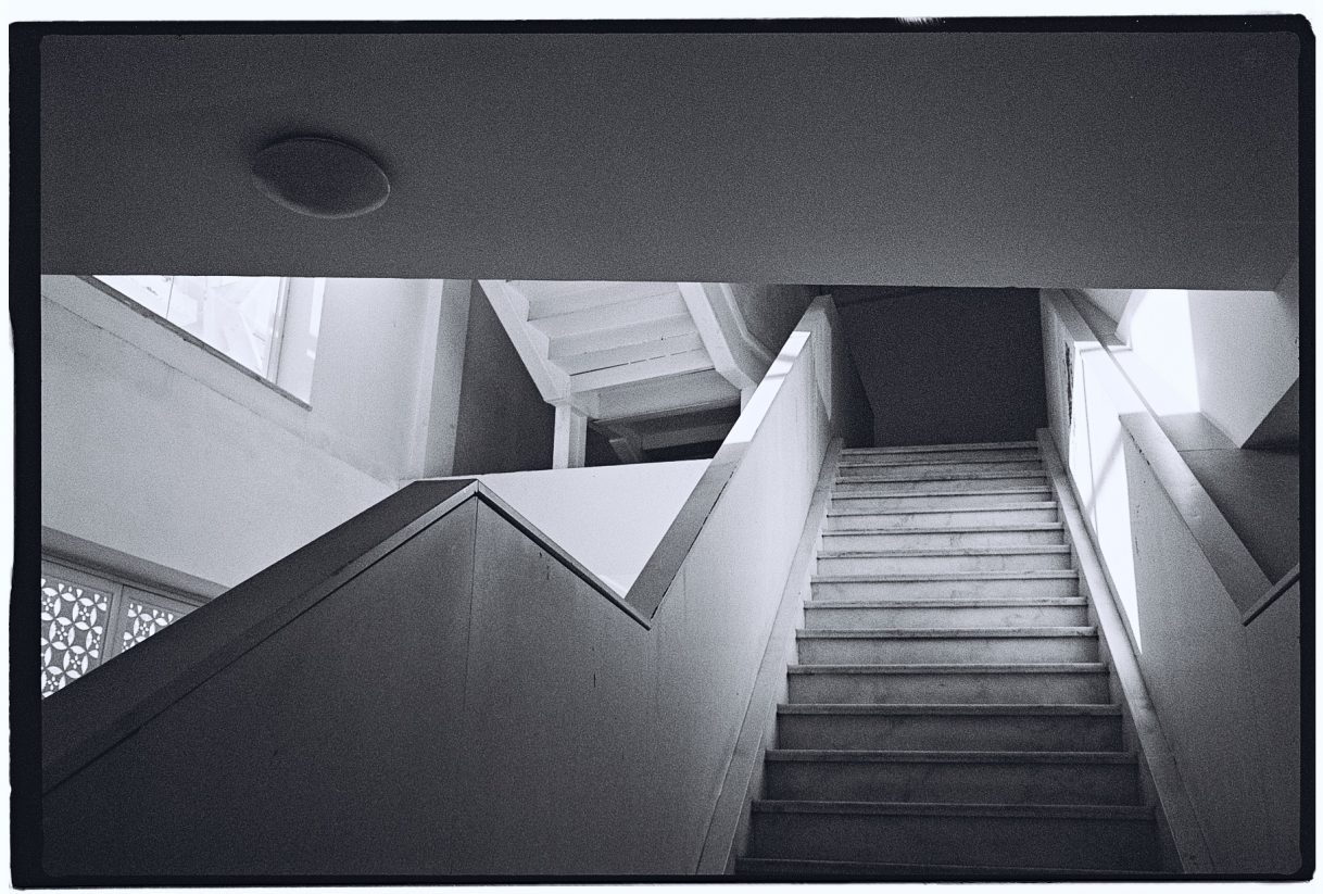 Un escalier dans un bâtiment moderne de Pékin
