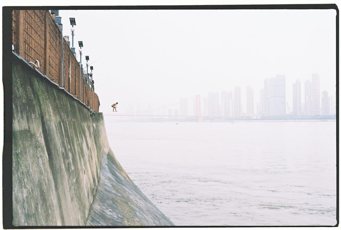 Un homme sautant dans les eaux tumultueuses du Yangtsé à Wuhan