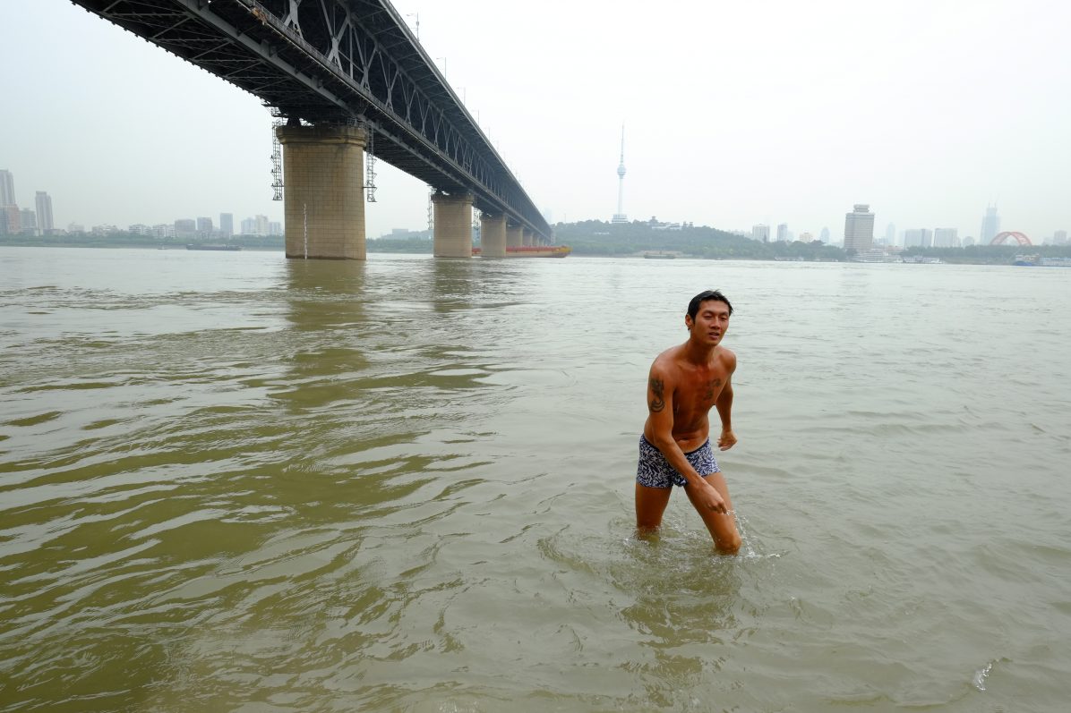 Un homme se baignant dans les eaux du fleuve Yangtsé à Wuhan