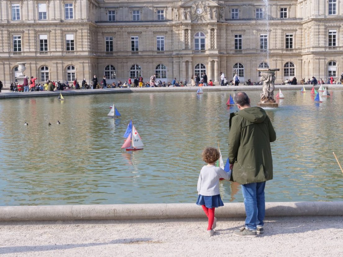 Un père et sa fille face au Palais du Luxembourg