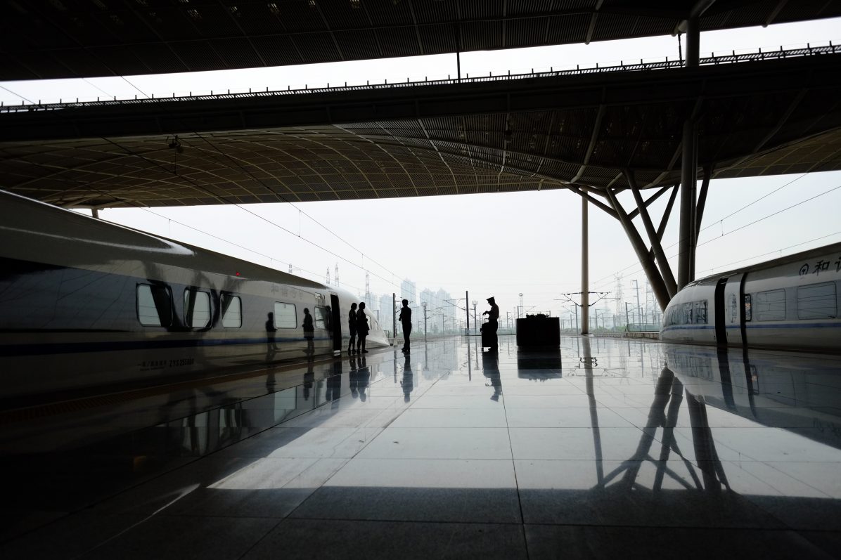 Une scène de vie habituelle sur les quais de la gare de Wuhan