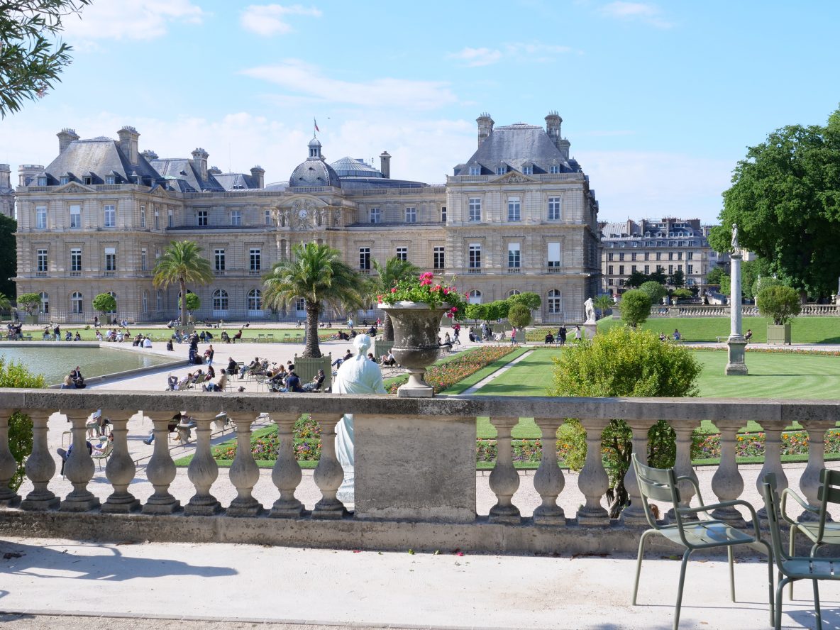 Une vue sur le jardin et le Palais du Luxembourg depuis un belvédère