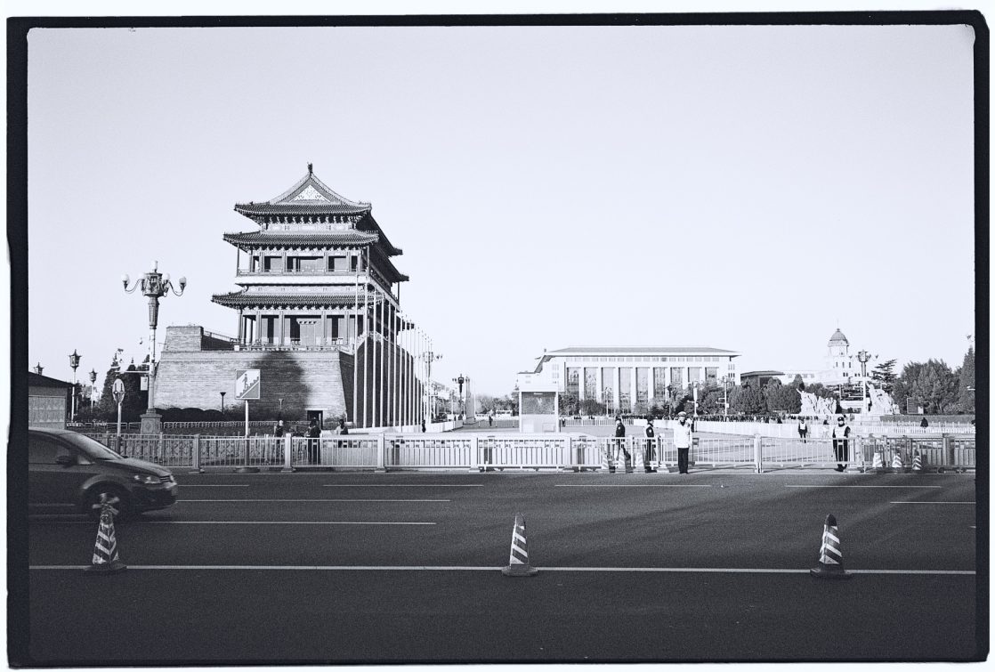 Zhengyangmen et le mausolé de Mao Zedong sur la place Tian'anmen