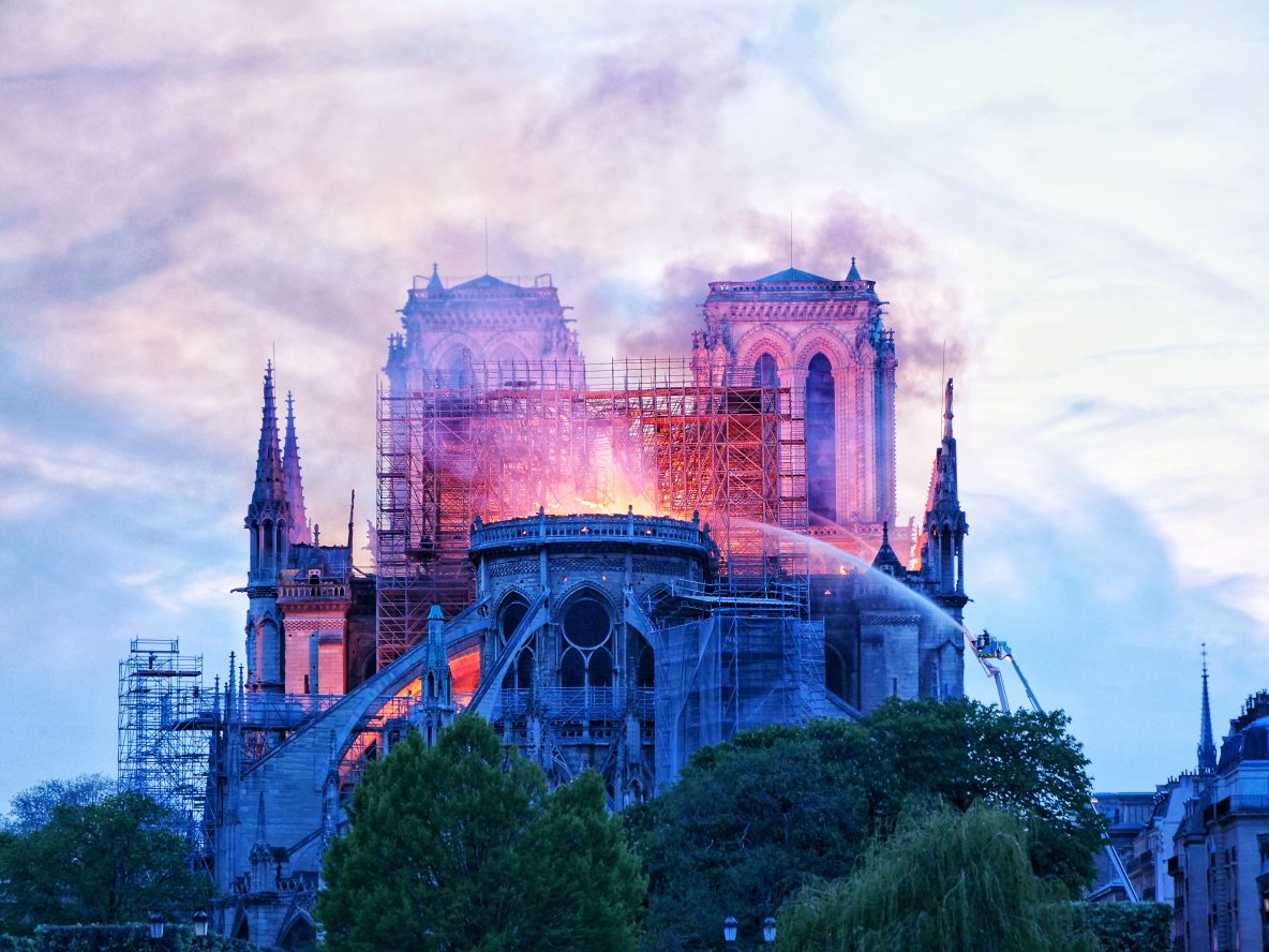 photographe Yann Vernerie, Notre Dame de Paris qui continue de brûler juste avant la nuit