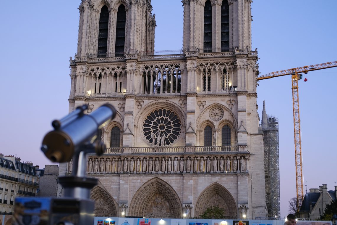 La façade de Notre Dame de Paris pendant sa reconstruction