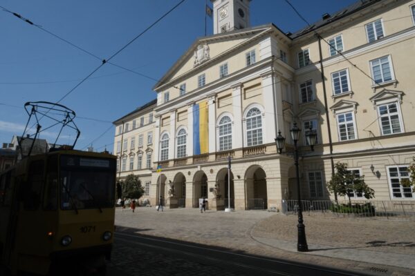 La façade d'un joli bâtiment dans le centre de Lviv