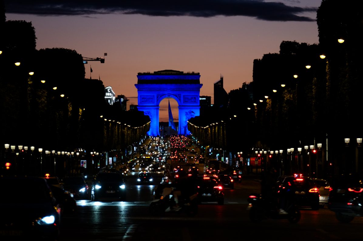 La nuit s'empare peu à peu de Paris, toujours sur les Champs Elysées