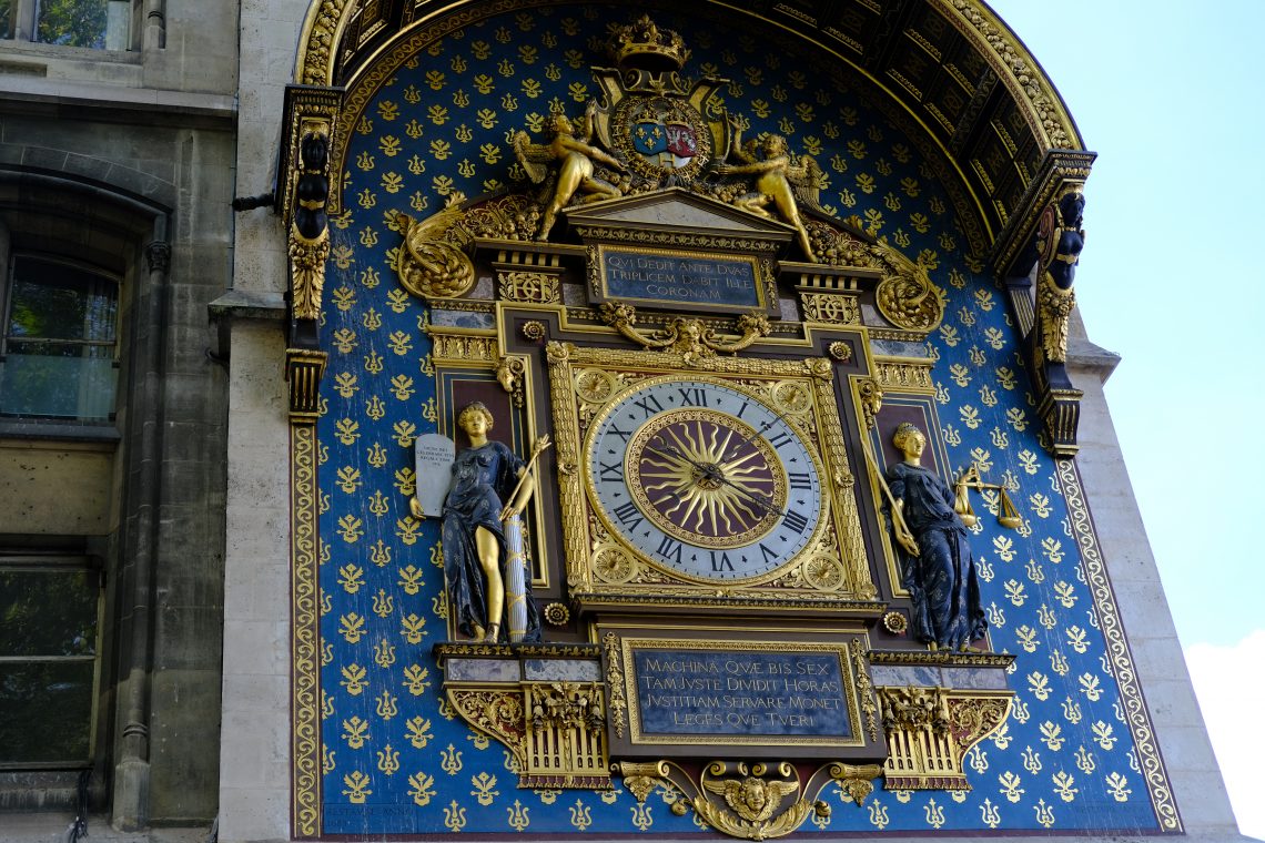 La première horloge publique de Paris sur la façade de la Conciergerie