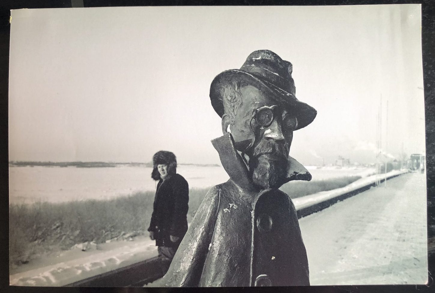 La statue d'Anton Tchekhov à Tomsk le long de la rivière Tom