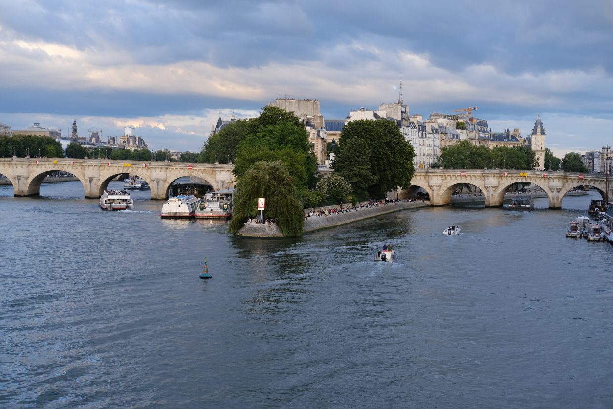Les deux portions du Pont Neuf qui enjambe l'île de la Cité au centre de Paris