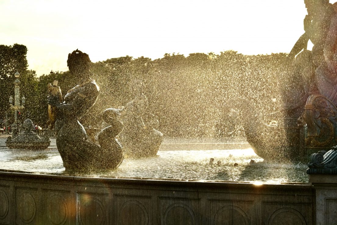 Une splendide fontaine parisienne pendant un coucher de soleil