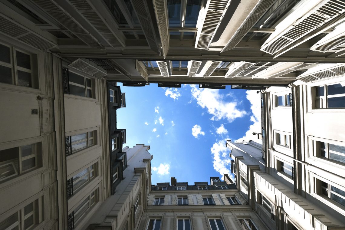 Une vue insolite d'une cour intérieure du 9 ème arrondissement