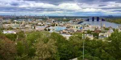 Une vue sur la ville de Kiev depuis les hauteurs