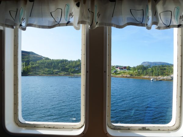A bord d'un ferry norvégien un peu kitsch en direction de la ville de Levang