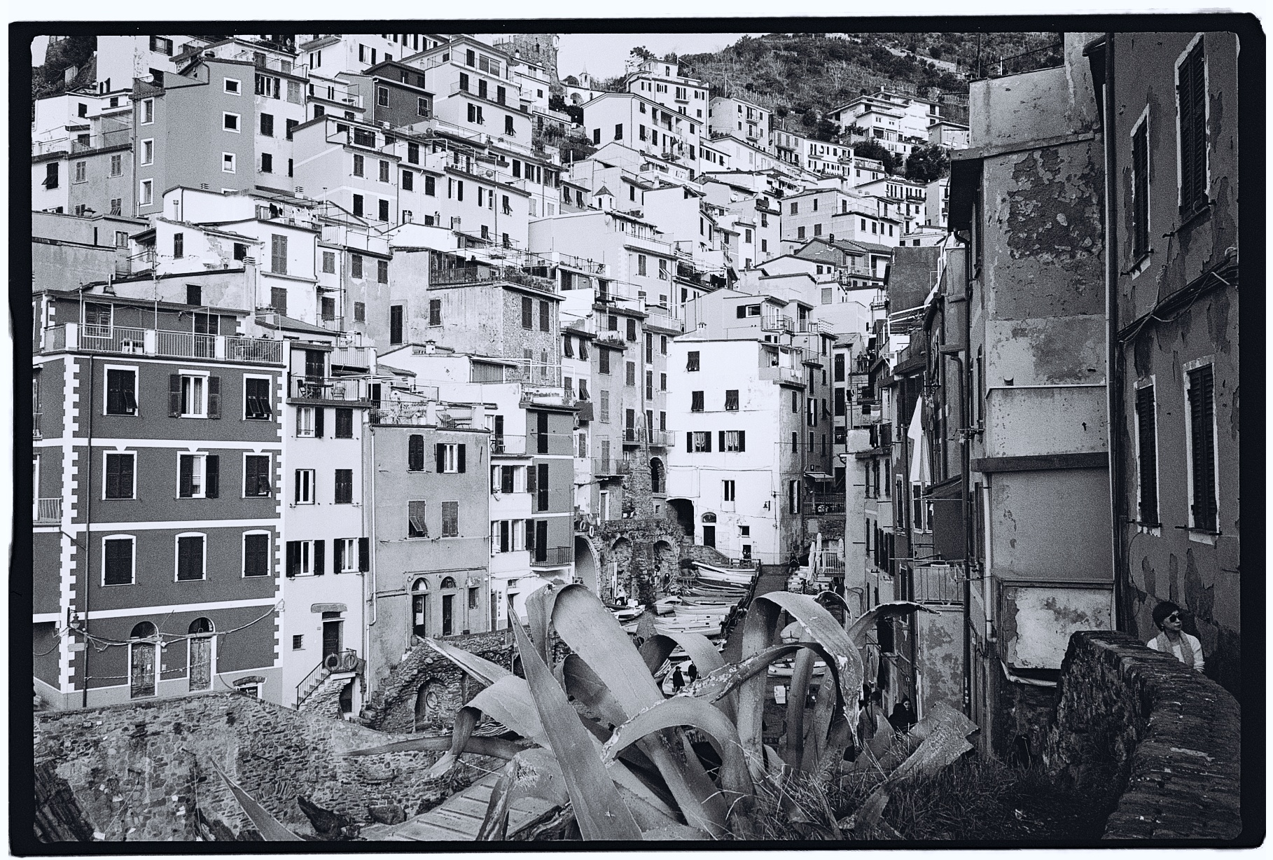Le joli village de Riomaggiore en noir et blanc