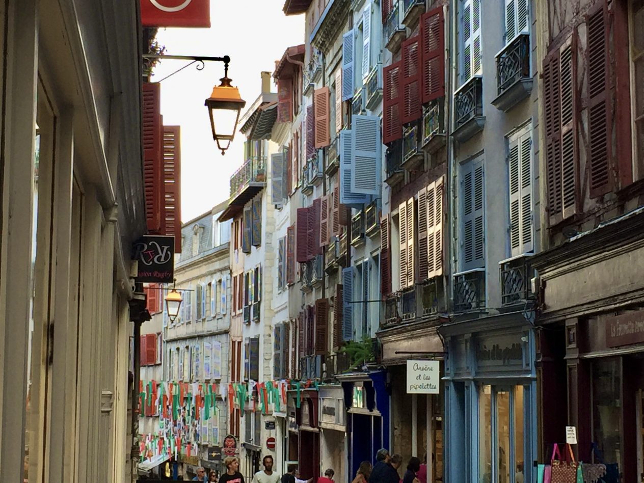 Dans les rues du cœur de la capitale basque