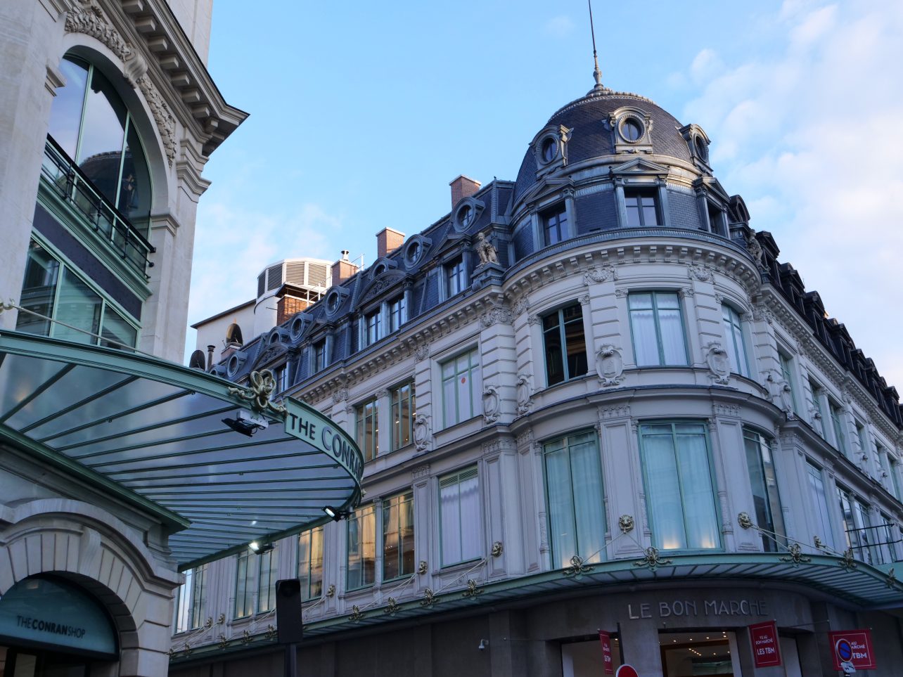La belle façade d'un grand magasin parisien