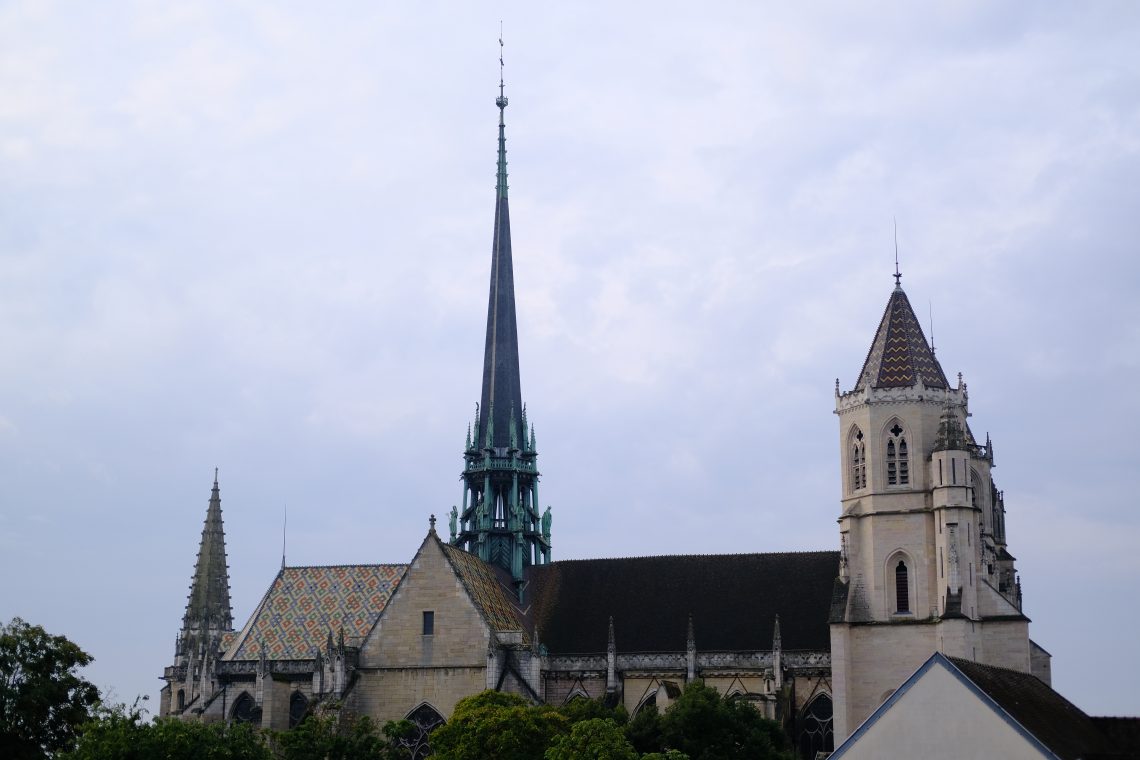 La tour et le clocher de la cathédrale Sainte-Bénigne