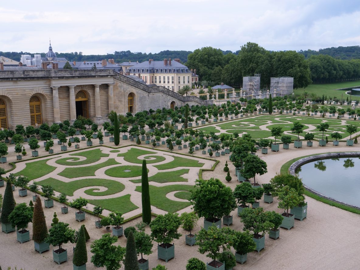 L'aile gauche de l'Orangerie avec Versailles en arrière plan