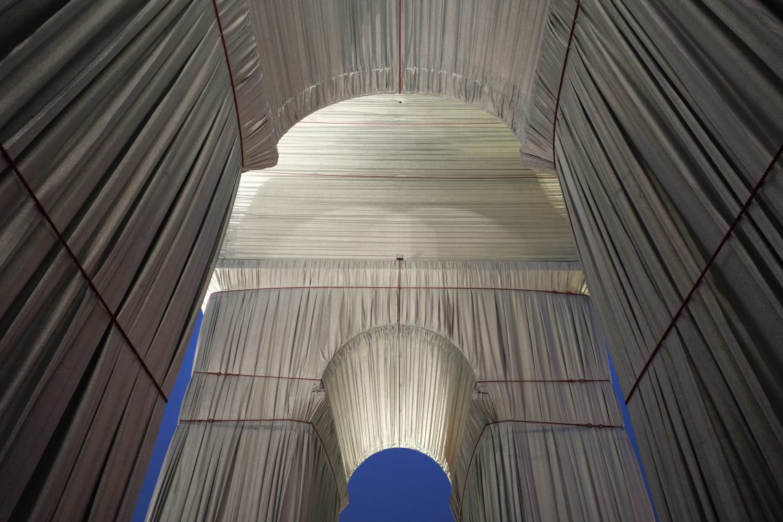 L'arc de Triomphe emballé par Christo vu de nuit