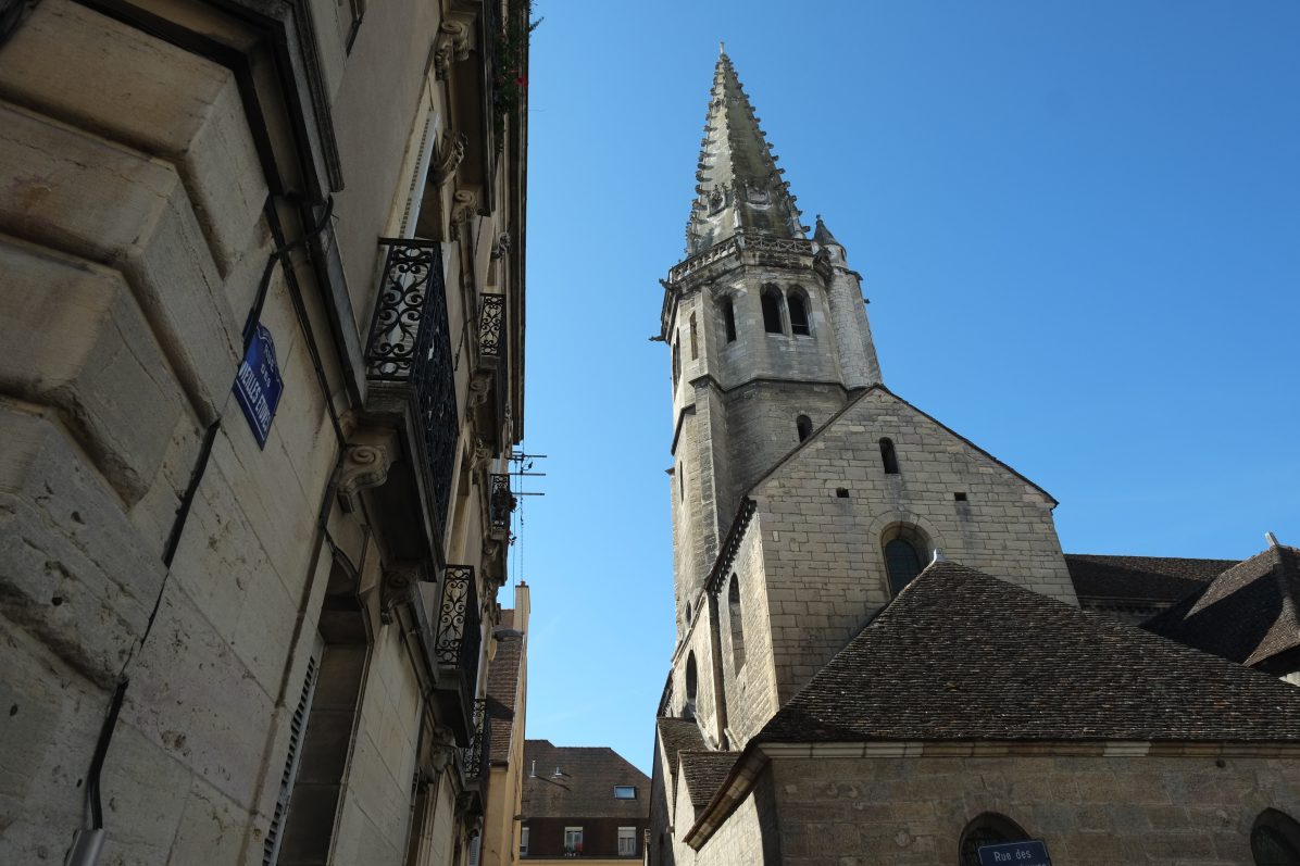 Le clocher de l'église Saint-Philibert, le seul édifice religieux d'art roman de Dijon