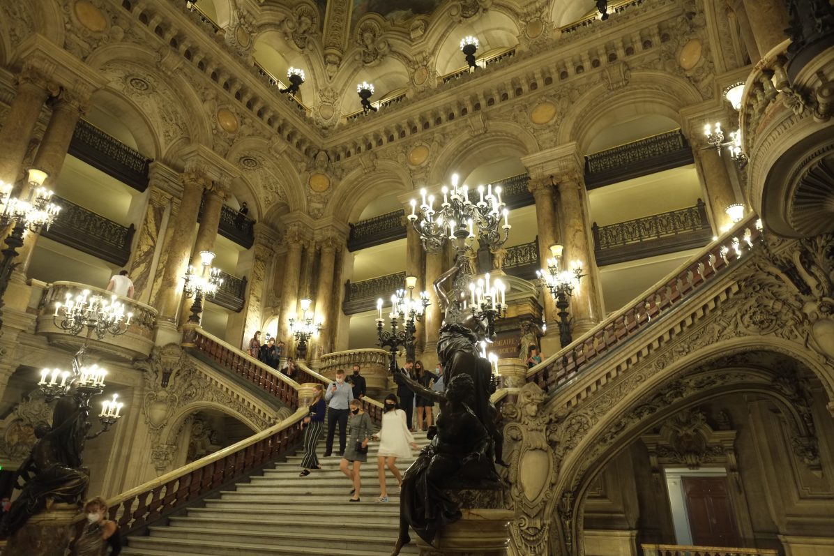 Le grand escalier de l'Opéra de Paris
