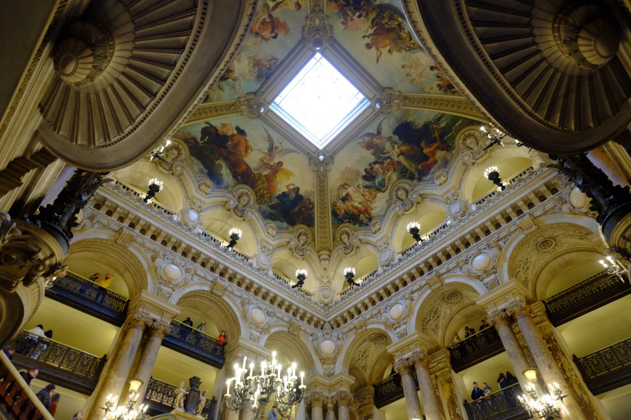 Le splendide atrium et les plafonds de l'Opéra Garnier