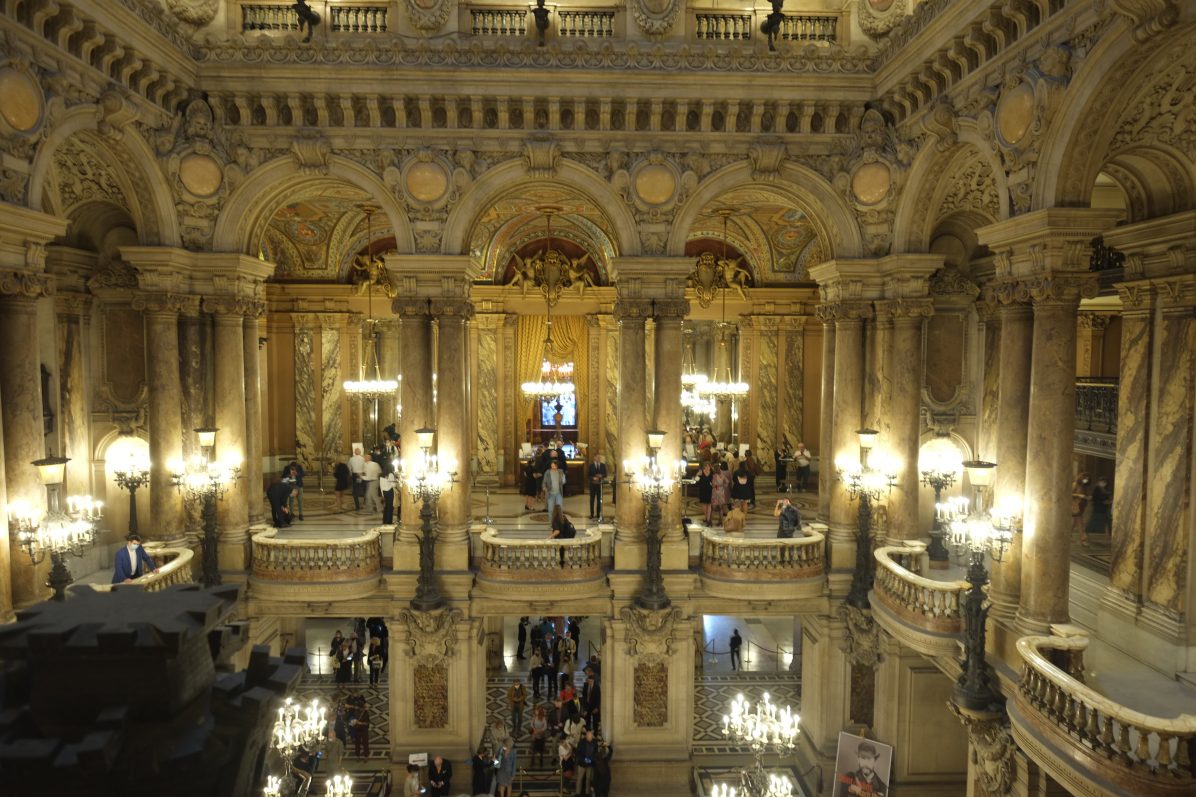 L'immense atrium du Palais Garnie un bâtiment colossale à Paris
