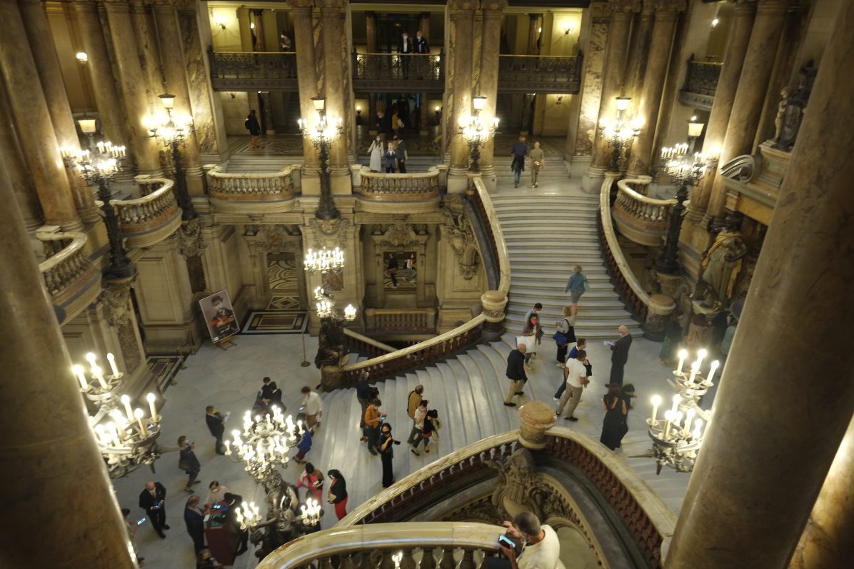 Une vue du deuxième étage sur le grand escalier du Palais Garnier