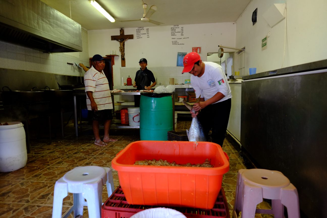 La préparation du ceviche dans un petit restaurant traditionnel et local