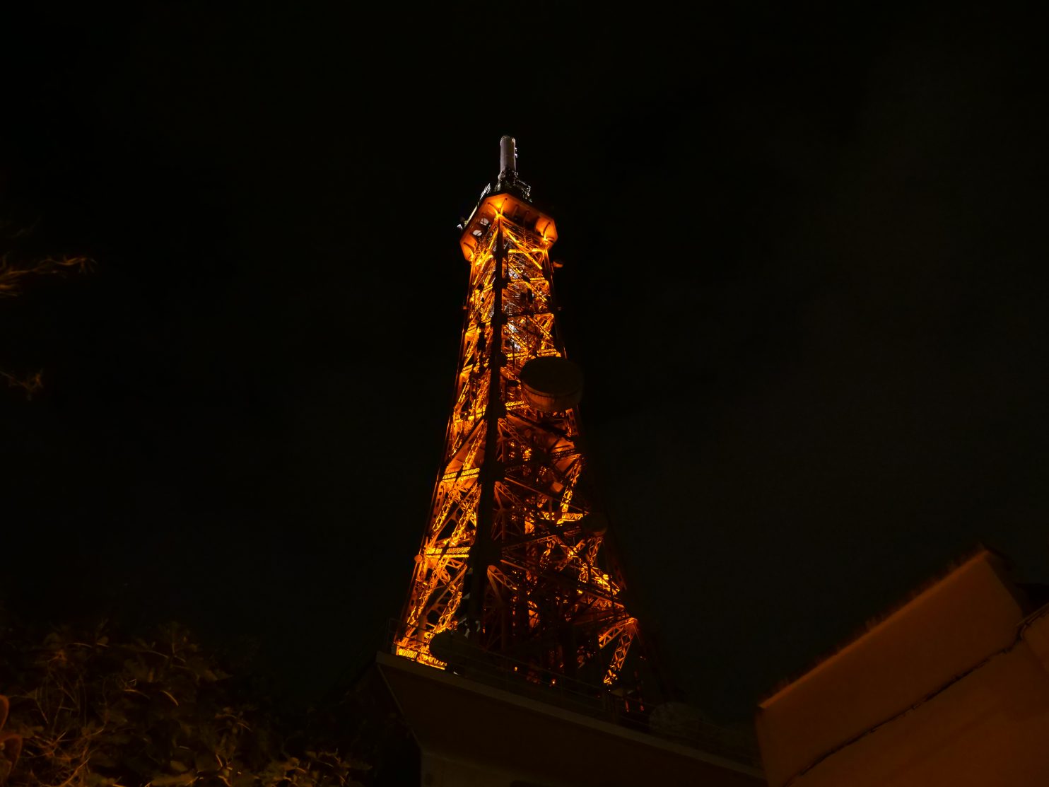La tour métallique de Fourvière la nuit
