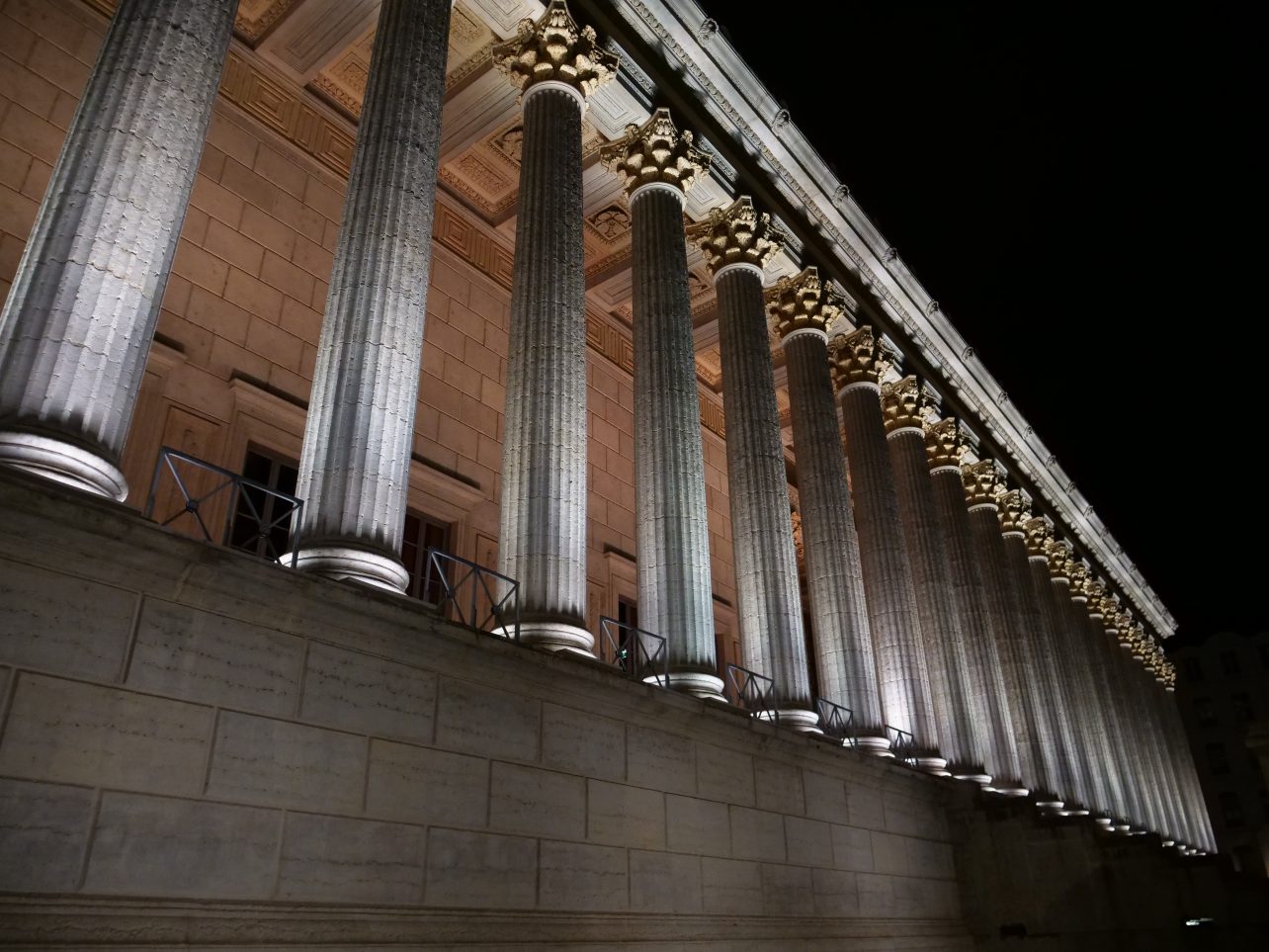 Le Palais de justice de Lyon la nuit